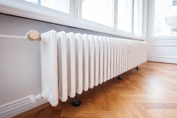 Weißer Heizkörper unter einem Fenster